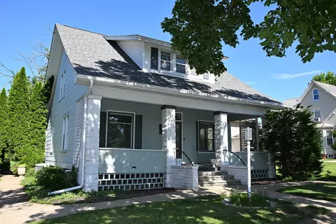 407 N Franklin St, Roanoke, IL 61561