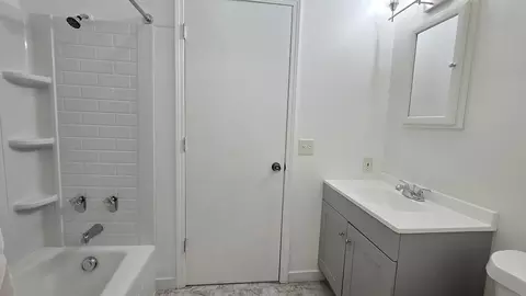 Bath - 787 Walnut Hill Rd, Centralia, IL 62801 photo 3 of 4