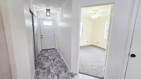 Entry Way - 787 Walnut Hill Rd, Centralia, IL 62801 photo 2 of 3
