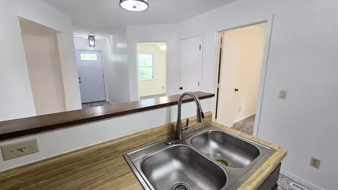 Entry Way - 787 Walnut Hill Rd, Centralia, IL 62801 photo 3 of 3