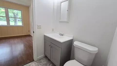 Bath - 787 Walnut Hill Rd, Centralia, IL 62801 photo 2 of 4