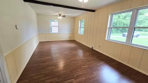 Living - 787 Walnut Hill Rd, Centralia, IL 62801 photo 1 of 3