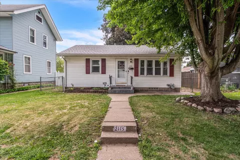 2115 W Pleasant St, Davenport, IA 52804