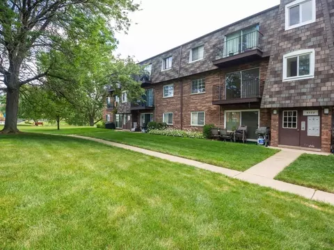 9388 Bay Colony Dr #2N, Des Plaines, IL 60016