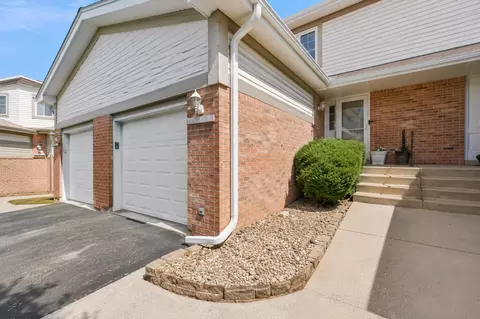 15931 Blackwater Ct, Tinley Park, IL 60477