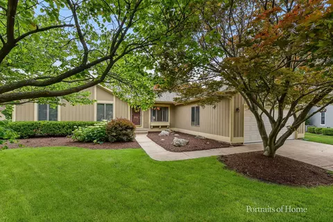 674 Honeysuckle Dr, Naperville, IL 60540
