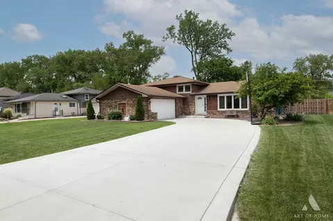 10136 Charles Ave, Palos Hills, IL 60465