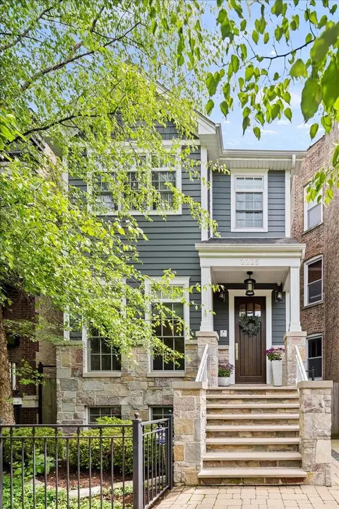 2225 W School St, Chicago, IL 60618