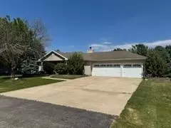 122 Windward Ln, Rochelle, IL 61068