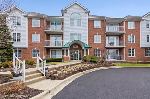 543 N Hough St #206, Barrington, IL 60010