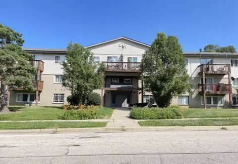555 Deepwoods Dr #2E, Mundelein, IL 60060