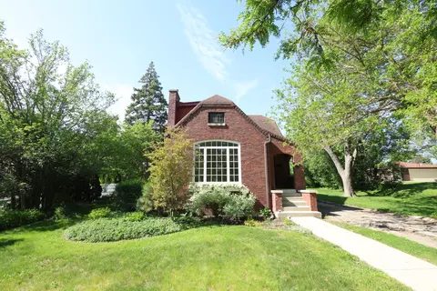 19 W Hattendorf Ave, Roselle, IL 60172