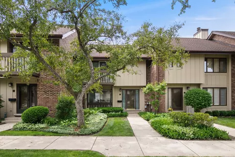 21 Kyle Ct, Willowbrook, IL 60527