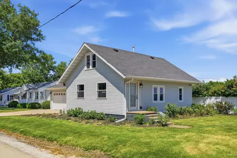 Exterior - 301 N Yates St, Alpha, IL 61413 photo 1 of 5