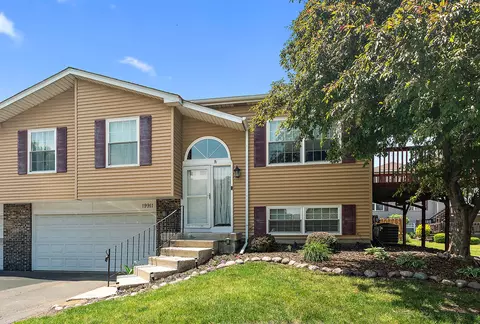 19911 W Edinburgh Ln, Frankfort, IL 60423