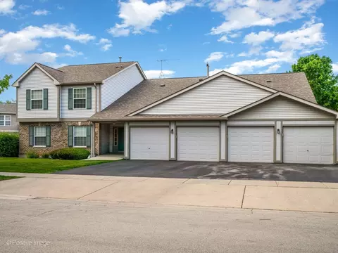 394 Woodview Cir #B, Elgin, IL 60120