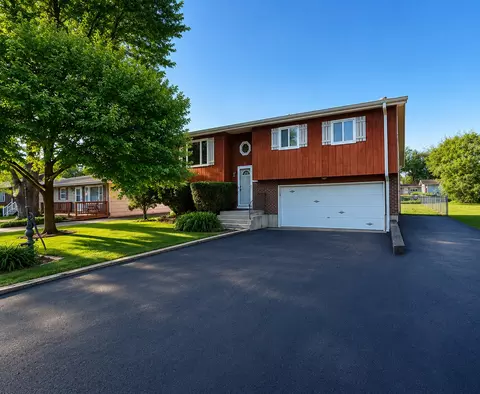 4500 Clearview Dr, Mchenry, IL 60050