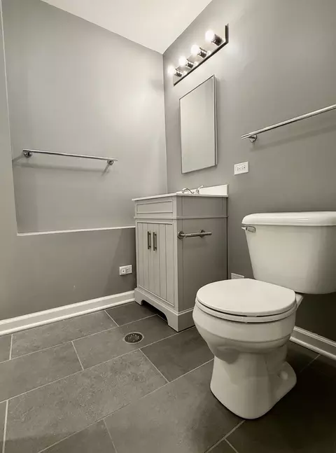 Bath - 4500 Clearview Dr, Mchenry, IL 60050 photo 2 of 3