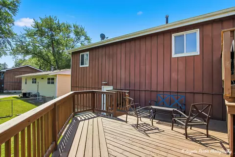 Exterior - 4500 Clearview Dr, Mchenry, IL 60050 photo 3 of 4