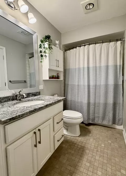 Bath - 4500 Clearview Dr, Mchenry, IL 60050 photo 1 of 3