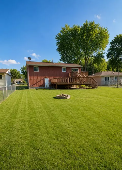 Exterior - 4500 Clearview Dr, Mchenry, IL 60050 photo 4 of 4