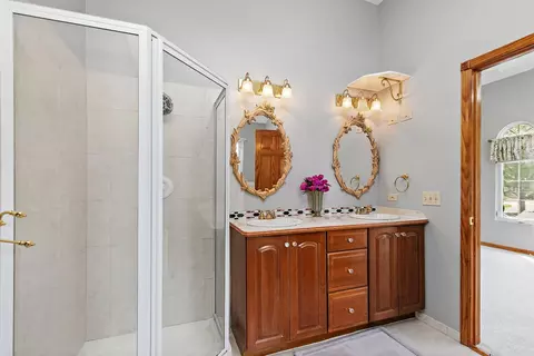 Bath - 4403 Maple Ct, Rolling Meadows, IL 60008 photo 2 of 6