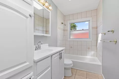 Bath - 4403 Maple Ct, Rolling Meadows, IL 60008 photo 5 of 6