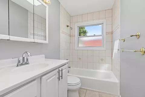 Bath - 4403 Maple Ct, Rolling Meadows, IL 60008 photo 4 of 6