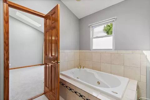 Bath - 4403 Maple Ct, Rolling Meadows, IL 60008 photo 3 of 6