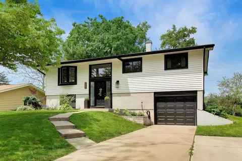 2 S550 Gray Ave, Lombard, IL 60148