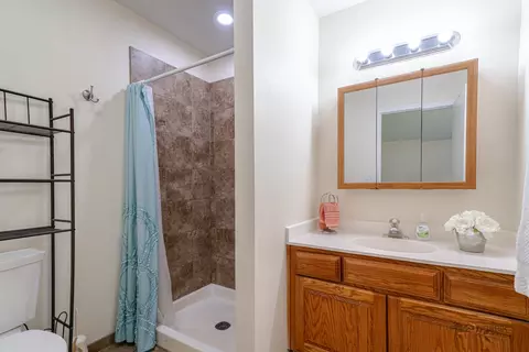 Bath - 809 Carol Ave S, Mchenry, IL 60050 photo 2 of 2