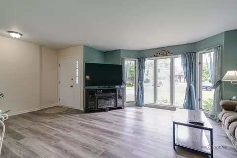 Living - 809 Carol Ave S, Mchenry, IL 60050 photo 3 of 3