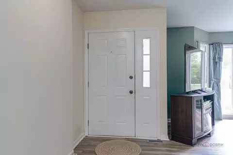 Entry Way - 809 Carol Ave S, Mchenry, IL 60050 photo 2 of 3