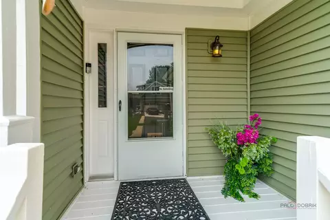 Exterior - 809 Carol Ave S, Mchenry, IL 60050 photo 4 of 13