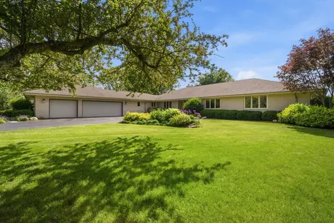 25730 N Eagle Dr, Mundelein, IL 60060