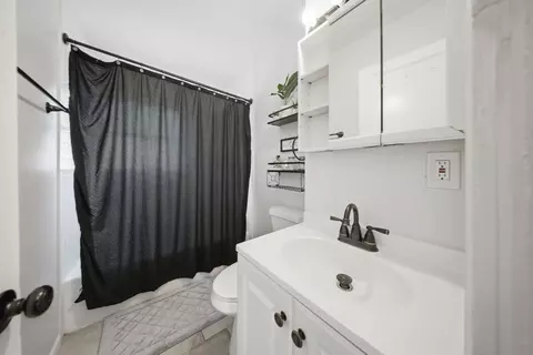 Bath - 361 Trask St, Aurora, IL 60505 photo 1 of 1