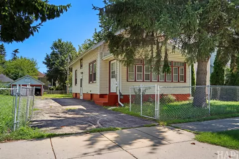 825 N Ash St, Waukegan, IL 60085
