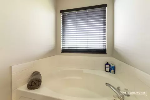 Bath - 1603 Hawthorne Ridge Dr, Plainfield, IL 60586 photo 3 of 4