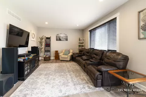 Living - 1603 Hawthorne Ridge Dr, Plainfield, IL 60586 photo 2 of 3