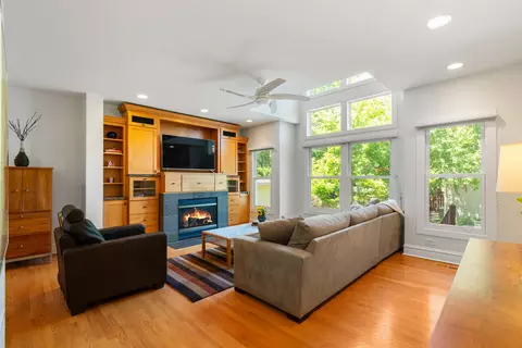 Living - Undisclosed, Evanston, IL 60201 photo 4 of 5