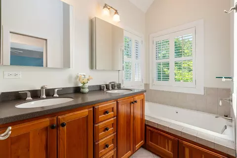 Bath - Undisclosed, Evanston, IL 60201 photo 2 of 5