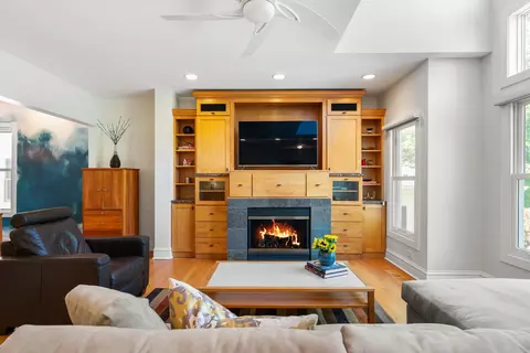 Living - Undisclosed, Evanston, IL 60201 photo 5 of 5