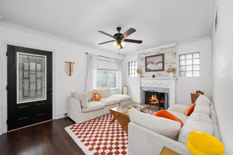 Living - 522 Pine St, Kewanee, IL 61443 photo 1 of 5