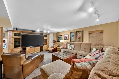 Living - 1507 Acorn Ct, Wheeling, IL 60090 photo 4 of 5