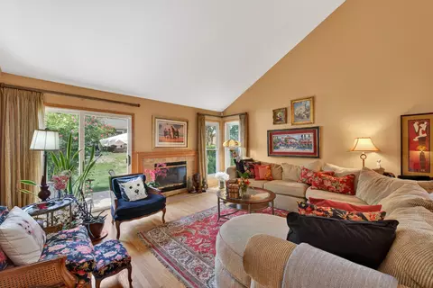 Living - 1507 Acorn Ct, Wheeling, IL 60090 photo 3 of 5