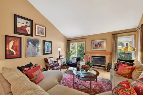 Living - 1507 Acorn Ct, Wheeling, IL 60090 photo 2 of 5