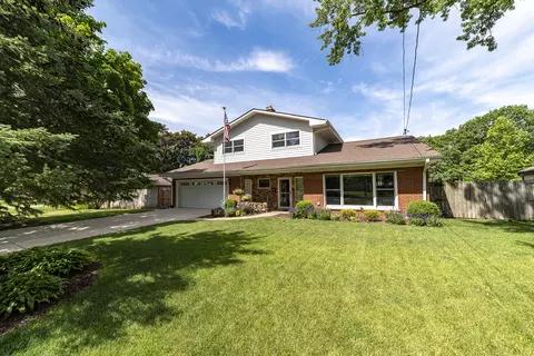 314 April Ct, North Aurora, IL 60542