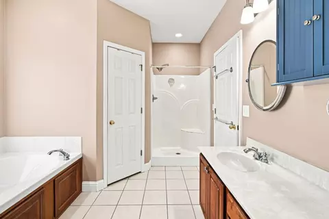 Bath - 1104 Daybreak Dr, Marion, IL 62959 photo 3 of 4