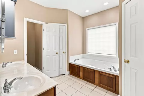 Bath - 1104 Daybreak Dr, Marion, IL 62959 photo 1 of 4