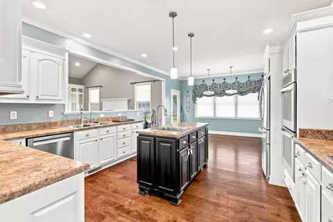 Kitchen - 1104 Daybreak Dr, Marion, IL 62959 photo 4 of 4